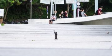 Una piccola statua della Dea della democrazia a Hong Kong per ricordare il 33esimo anniversario della strage di Piazza Tienanmen
