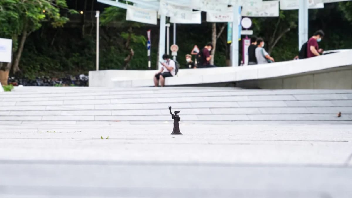 Una piccola statua della Dea della democrazia a Hong Kong per ricordare il 33esimo anniversario della strage di Piazza Tienanmen