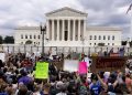 Manifestazioni pro e contro l'aborto davanti alla Corte Suprema