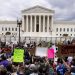 Manifestazioni pro e contro l'aborto davanti alla Corte Suprema