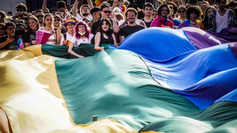 Tutti al Pride, non manca più nessuno. Solo non si vedono i due liocorni