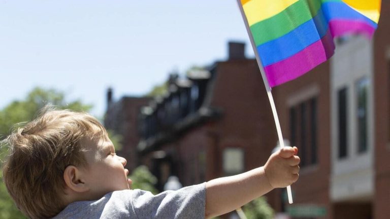 Ora Stonewall s’inventa i bambini trans di due anni, «lo dice la scienza»