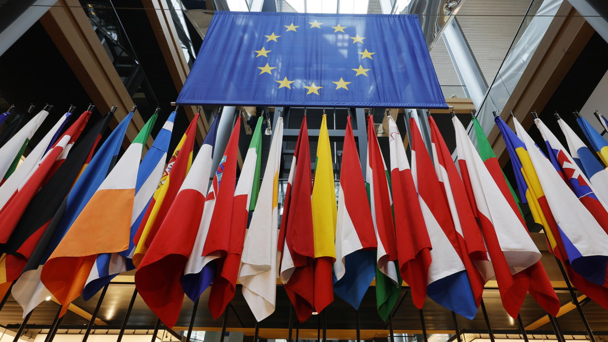 Bandiere dell’Unione Europea e degli Stati membri