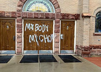 La chiesa del Sacro Cuore di Maria a Boulder, Colorado, vandalizzata con slogan pro aborto
