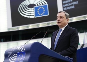 Mario Draghi parla davanti al Parlamento europeo