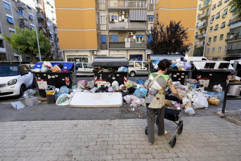 Emergenza rifiuti a Roma. «Uno scandalo “risolverla” con nuove assunzioni»