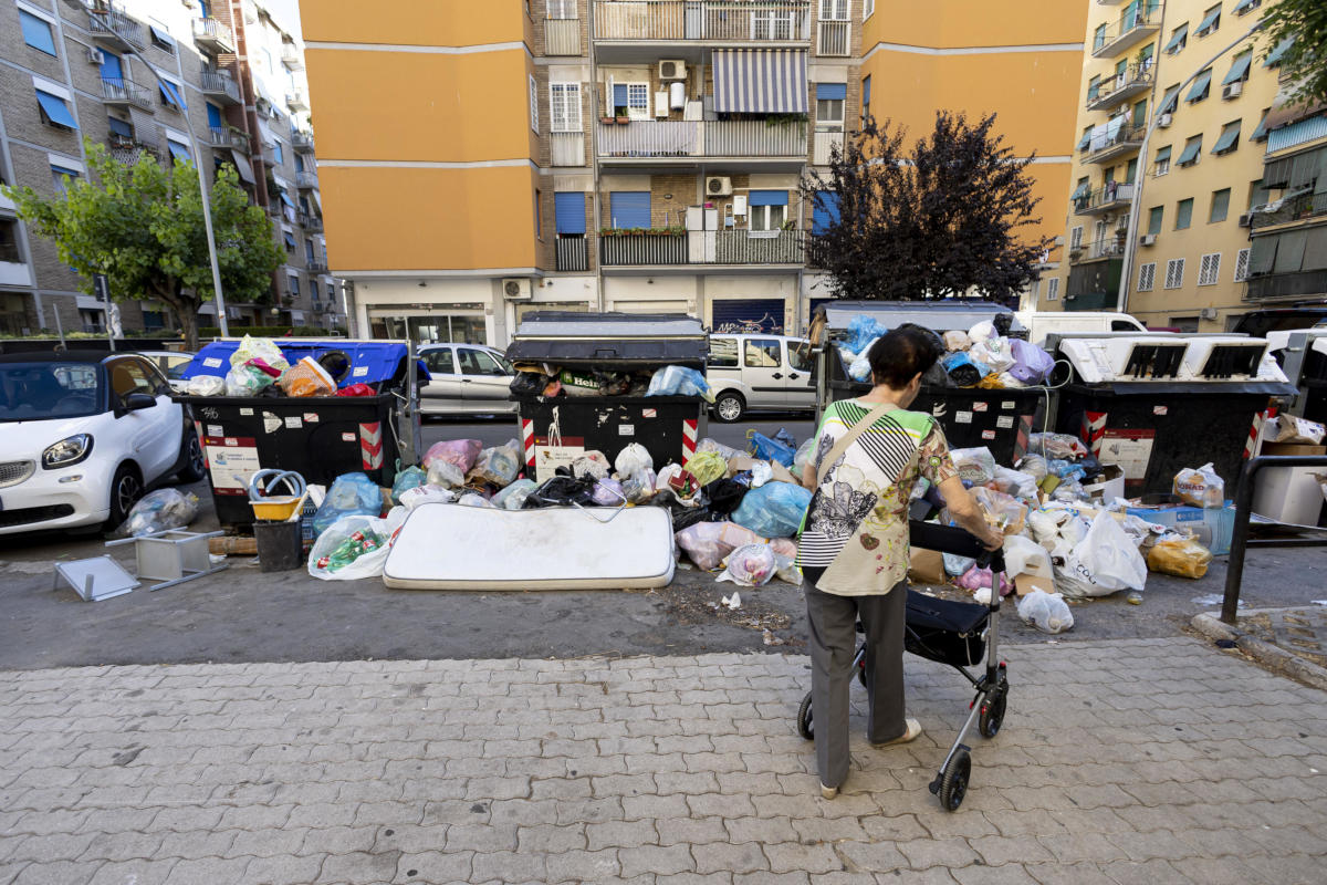 Una strada di Roma invasa dai rifiuti