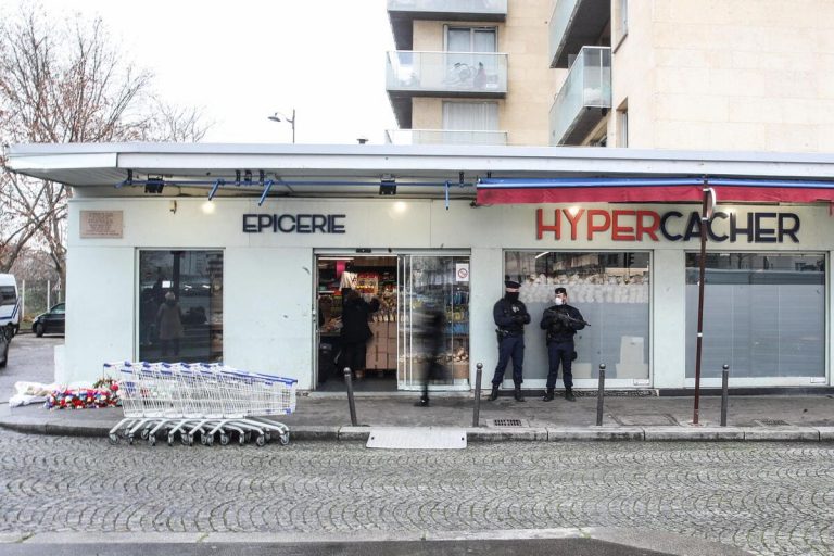 “Silenzio, si sgozza”. Le aggressioni islamiste in Francia non fanno più notizia