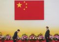 John Lee, nuovo governatore di Hong Kong, insieme al presidente della Cina, Xi Jinping