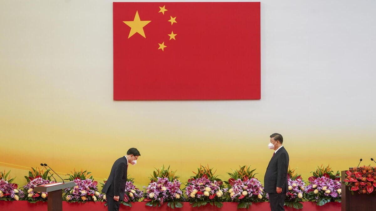 John Lee, nuovo governatore di Hong Kong, insieme al presidente della Cina, Xi Jinping
