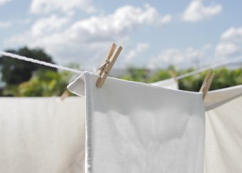 Lenzuola bianche stese ad asciugare al sole