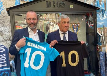 Manfred Weber e Antonio Tajani omaggiano Maradona a Napoli