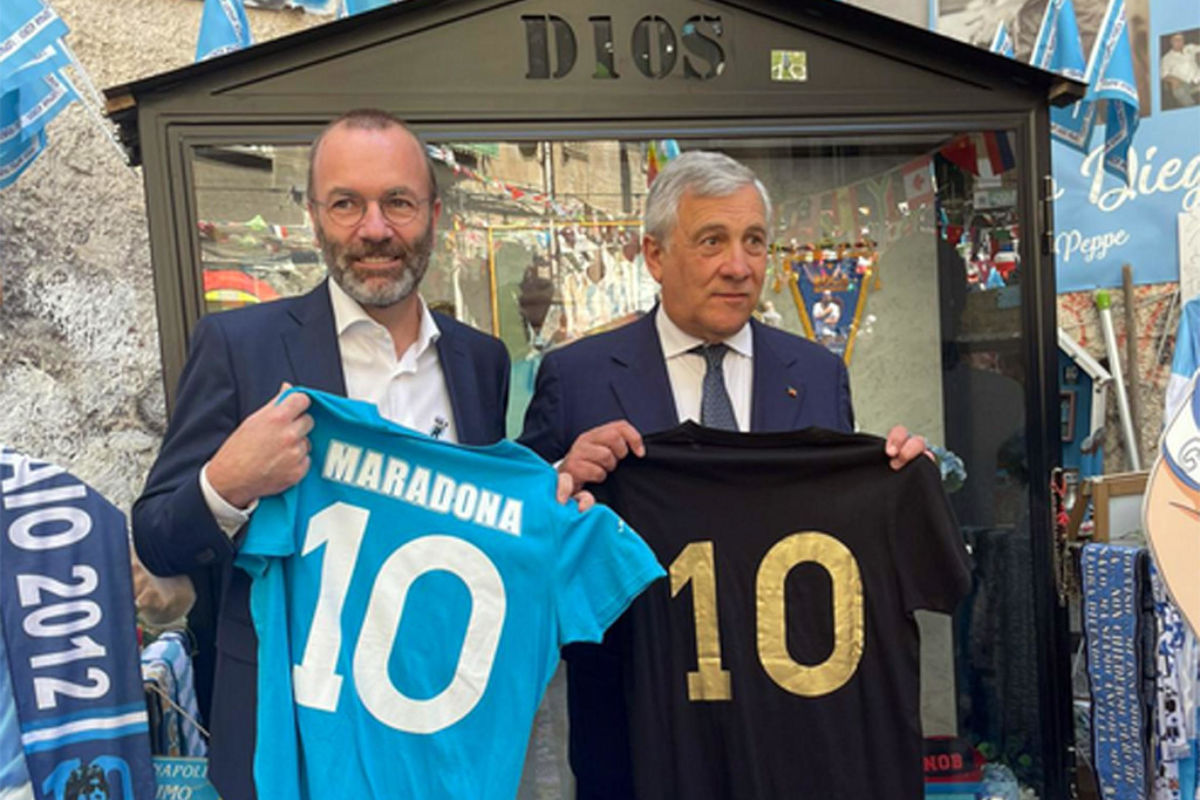 Manfred Weber e Antonio Tajani omaggiano Maradona a Napoli