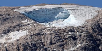 Il punto della Marmolada dove è collassato il ghiacciaio che ha provocato la valanga, 3 luglio 2022