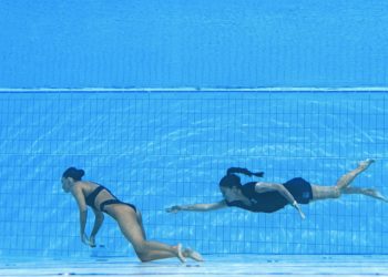 Anita Alvarez svenuta in acqua salvata dall’allenatrice di nuoto sincronizzato
