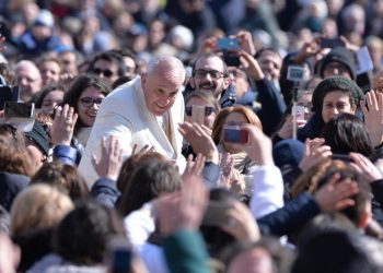 Papa Francesco fra il popolo di Comunione e Liberazione in piazza San Pietro
