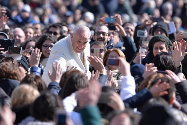 La Chiesa chiede ai movimenti democrazia come ricerca dell’unità