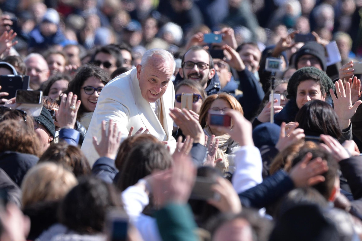 Papa Francesco fra il popolo di Comunione e Liberazione in piazza San Pietro