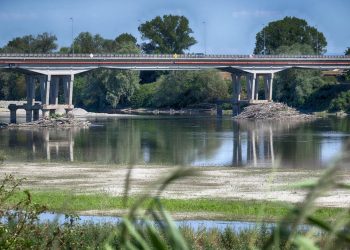 Il letto del fiume Po in secca nei pressi di Pieve Porto Morone, in provincia di Pavia, 01 luglio 2022