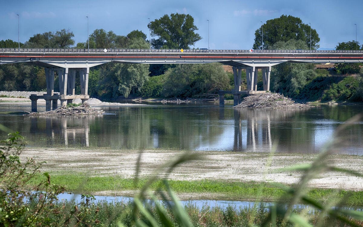 Il letto del fiume Po in secca nei pressi di Pieve Porto Morone, in provincia di Pavia, 01 luglio 2022
