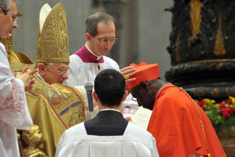 La lotta di potere nella Chiesa spiegata dal card. Sarah