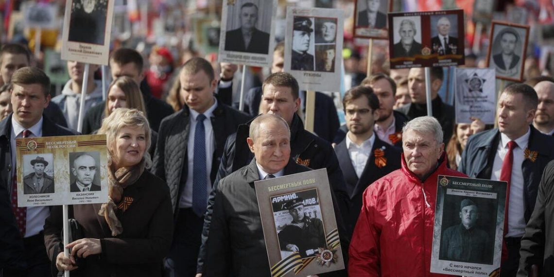 Putin guida una marcia per celebrare la vittoria durante la Seconda guerra mondiale in Russia
