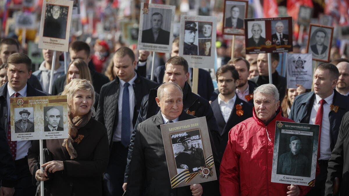 Putin guida una marcia per celebrare la vittoria durante la Seconda guerra mondiale in Russia