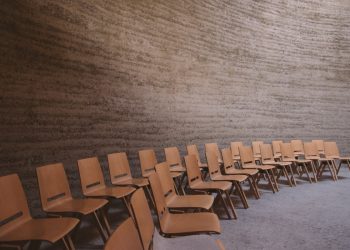 Sedie vuote in un’aula di università