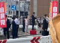 Il momento in cui l'ex premier del Giappone Shinzo Abe viene colpito a morte, Nara, 8 luglio 2020