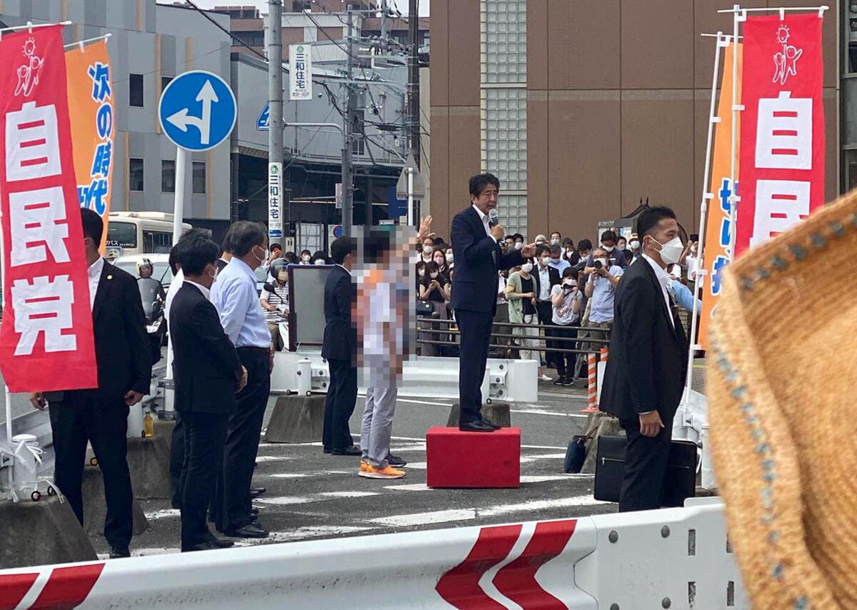L'ex premier del Giappone Shinzo Abe durante il suo comizio a Nara, 8 luglio 2020