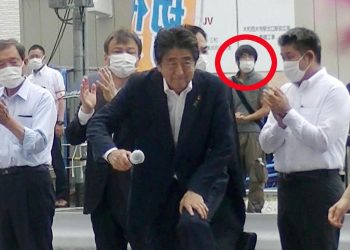 L'attentatore (nel cerchio rosso), il 41enne Tetsuya Yamagami, è in piedi dietro a Shinzo Abe mentre l'ex primo ministro giapponese inizia a parlare durante un discorso elettorale a Nara, nel Giappone centrale, 8 luglio 2022.