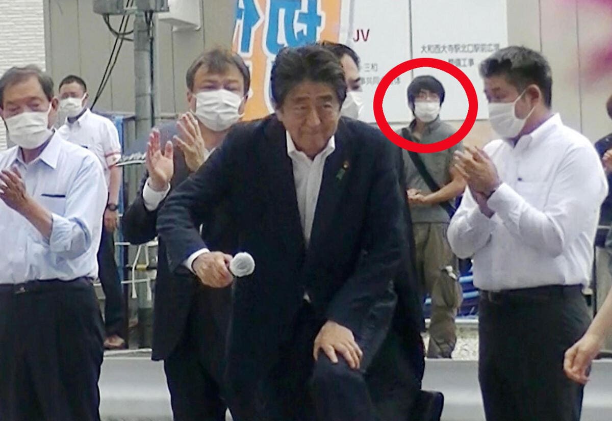 L'attentatore (nel cerchio rosso), il 41enne Tetsuya Yamagami, è in piedi dietro a Shinzo Abe mentre l'ex primo ministro giapponese inizia a parlare durante un discorso elettorale a Nara, nel Giappone centrale, 8 luglio 2022. 