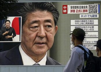 Shinzo Abe, ucciso ieri in Giappone, mentre annuncia le dimissioni nel 2020