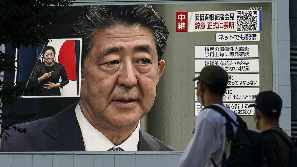 Shinzo Abe, ucciso ieri in Giappone, mentre annuncia le dimissioni nel 2020