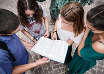 Studenti del liceo Gioberti di Torino dopo la seconda prova degli scritti dell'esame di maturità