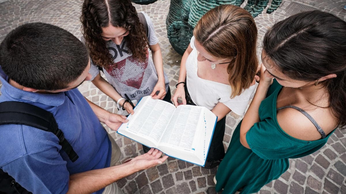 Studenti del liceo Gioberti di Torino dopo la seconda prova degli scritti dell'esame di maturità 