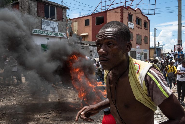 Haiti, «la cattedrale brucia, le bande sparano a chiunque»