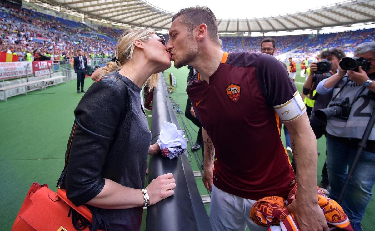 Francesco Totti bacia Ilary Blasi, 8 maggio 2016