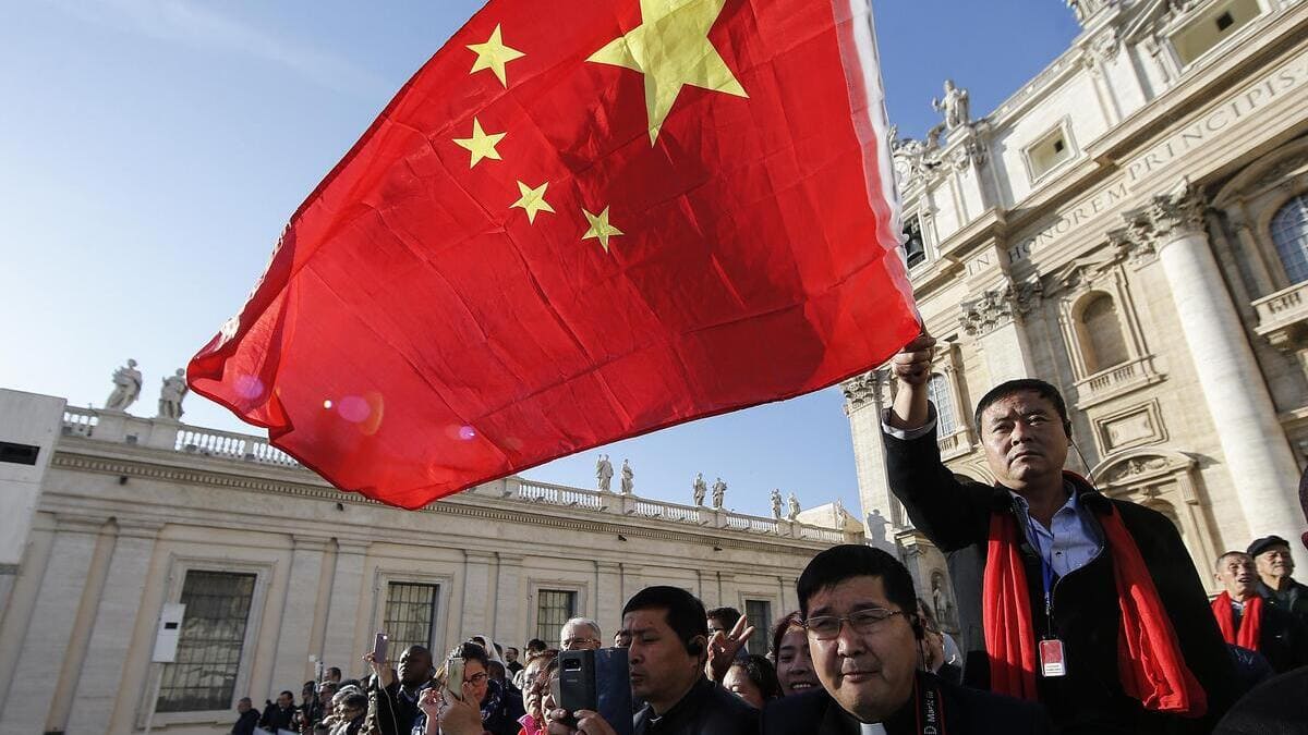 La bandiera della Cina sventola in Vaticano a San Pietro