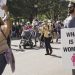Matt Walsh in una scena del documentario What Is a Woman?