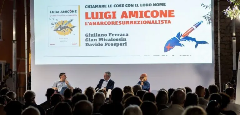 Assembramenti intorno a un Ideale