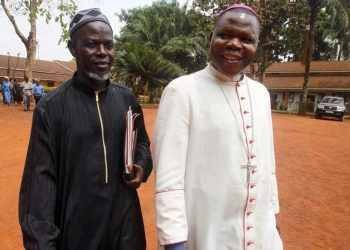 Il cardinale Dieudonné Nzapalainga, arcivescovo di Bangui, capitale del Centrafrica, insieme all'imam Layama nel 2014