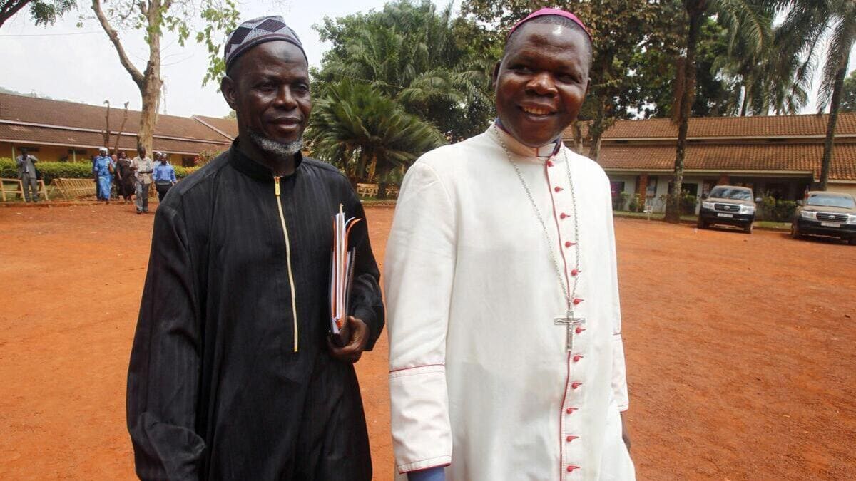 Il cardinale Dieudonné Nzapalainga, arcivescovo di Bangui, capitale del Centrafrica, insieme all'imam Layama nel 2014