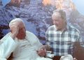 Don Luigi Maquignaz con Giovanni Paolo II in un particolare della foto di copertina del suo libro "Ho avuto una vita bellissima" (Tipografia Pesando)