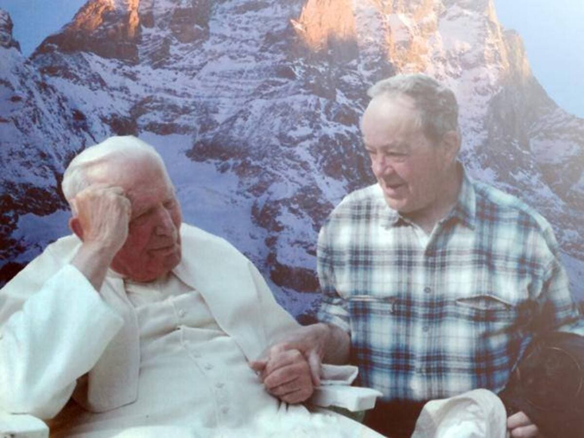 Don Luigi Maquignaz con Giovanni Paolo II in un particolare della foto di copertina del suo libro "Ho avuto una vita bellissima" (Tipografia Pesando)