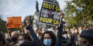 Manifestazione in Francia nel 2020 contro il terrorismo islamico dopo l'uccisione di Samuel Paty