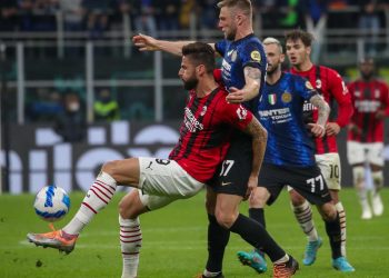 L'attaccante del Milan Oliver Giroud contrastato dal difensore dell'Inter Milan Skriniar durante Milan-Inter del 19 aprile 2022