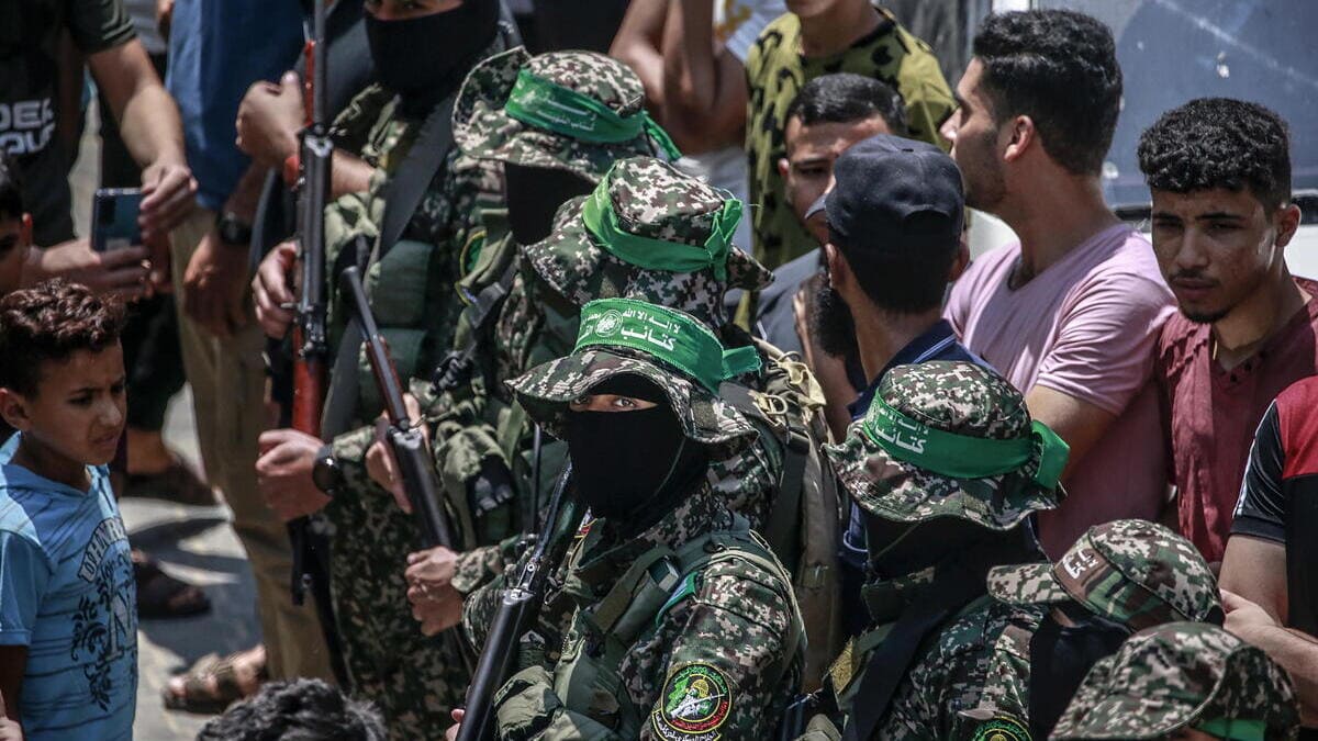 Miliziani di Hamas ai funerali dei palestinesi uccisi a Gaza durante gli scontri con Israele