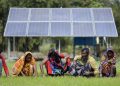 Impianto a energia solare in un povero villaggio dell’India