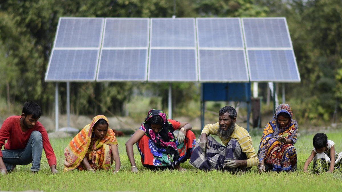 Impianto a energia solare in un povero villaggio dell’India